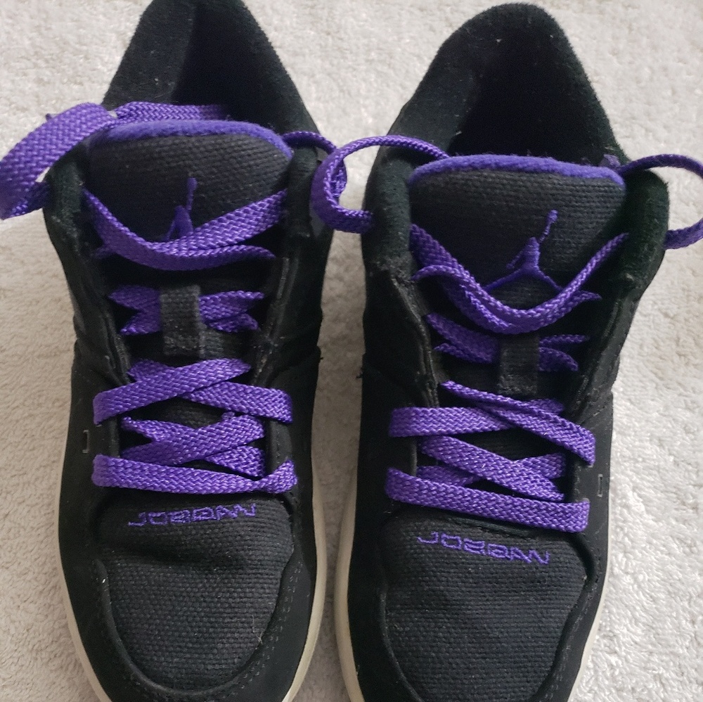 Kids Jordan's Cavas Low Top Sneakers